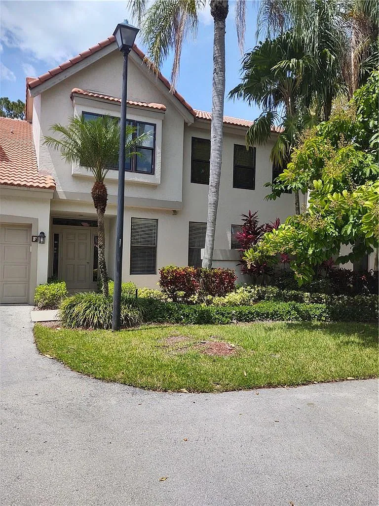 2 bed, 2.0 bath, 1269 sqft, $2,800 — Photo 2
