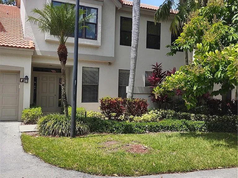 5801 Coach House Cir #B — Photo 2