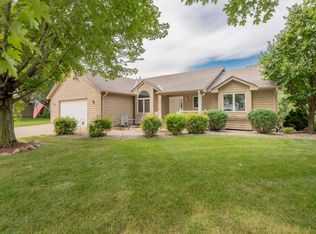 910 Deercreek Pkwy, Belle Plaine, MN 56011