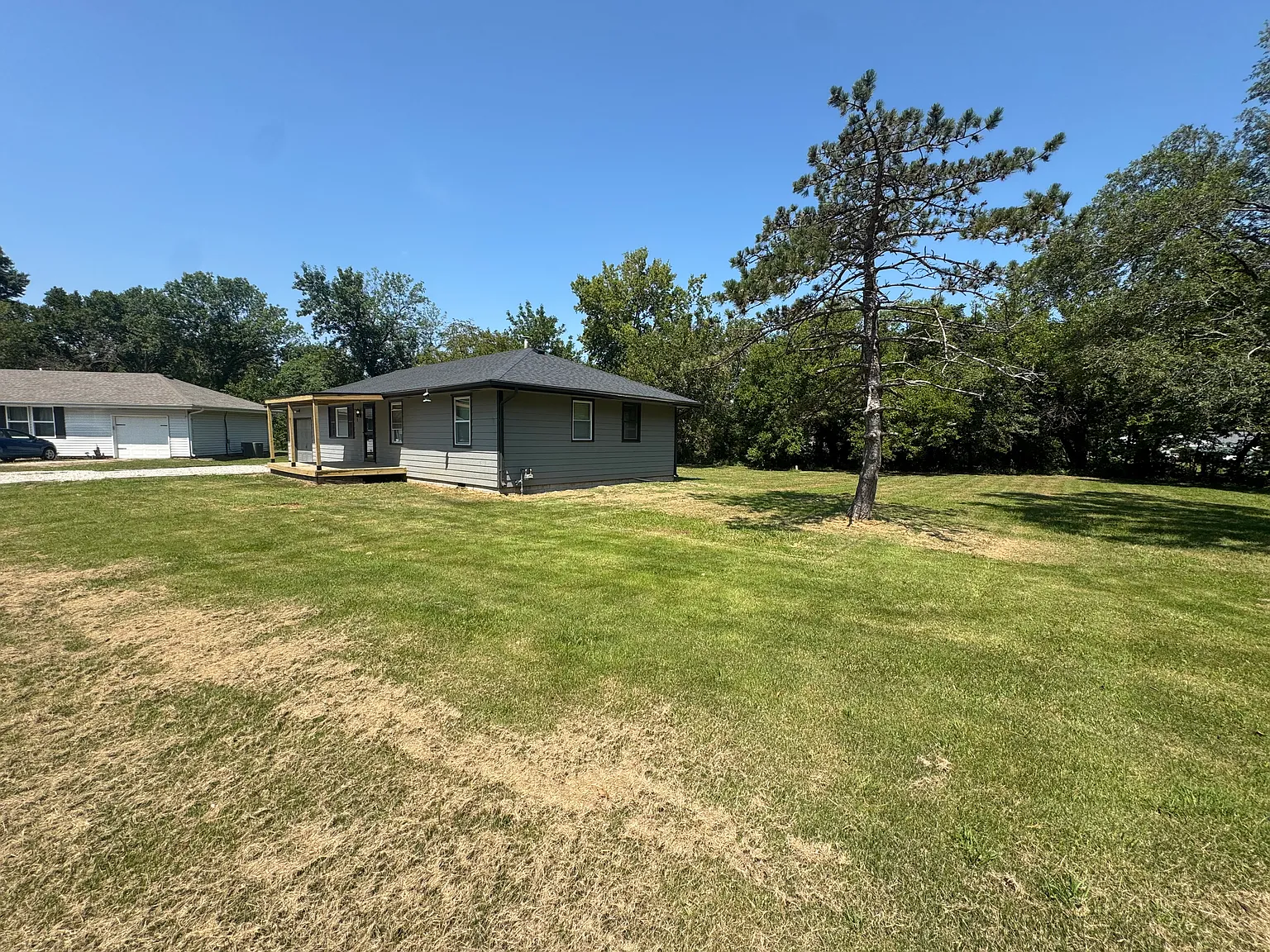 3 bed, 1125 sqft, $1,550 — Photo 2