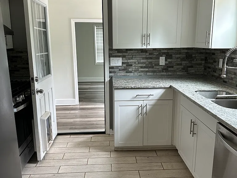 15 Laura Way — Photo 4
