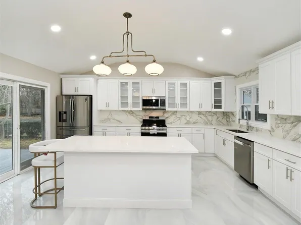 40 Gaymor Road, Hauppauge, NY 11788