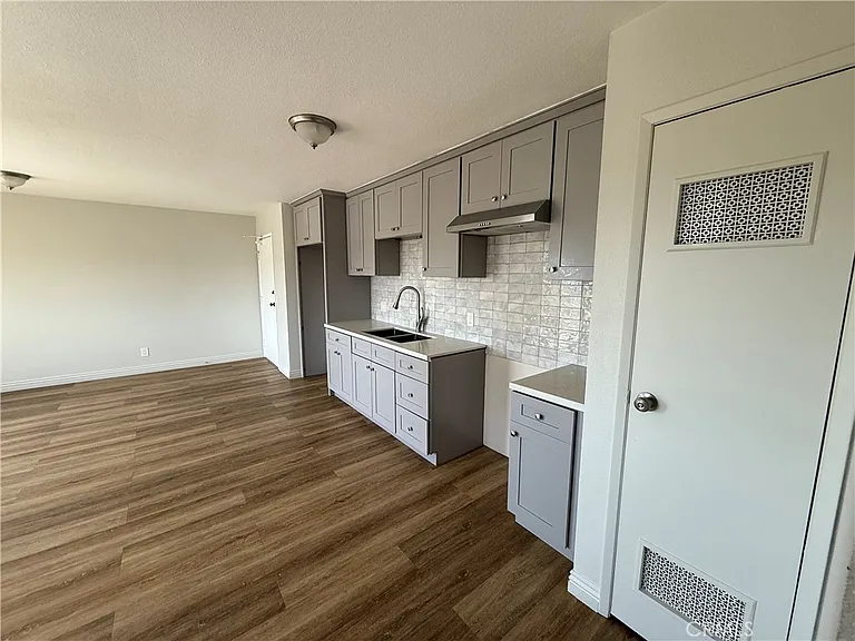 400 N Hobart Blvd #304 — Photo 3