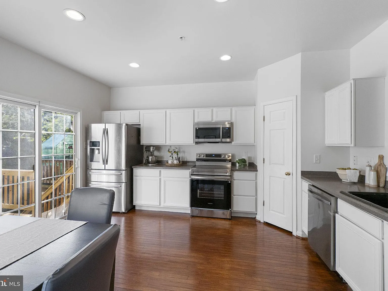 3 bed, 2.5 bath, 1784 sqft, $2,500 — Photo 3