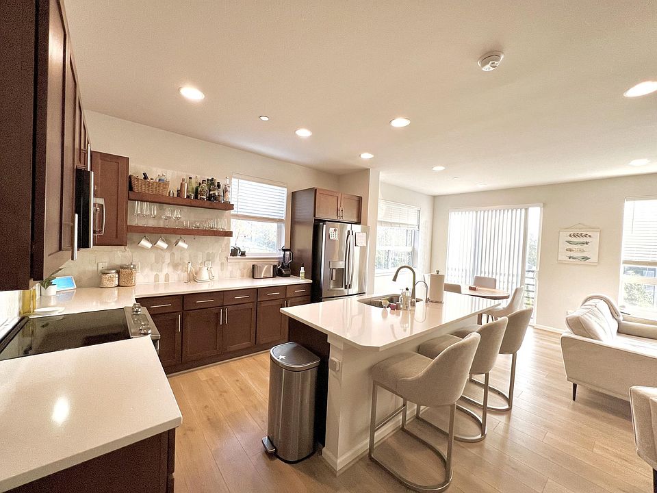 Kitchen & dining room area.
