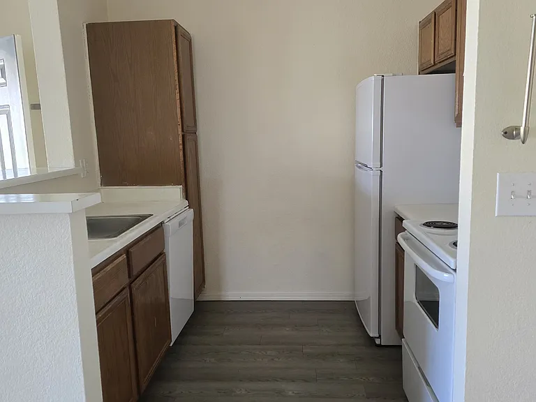 Las Lomas Apartments — Photo 16