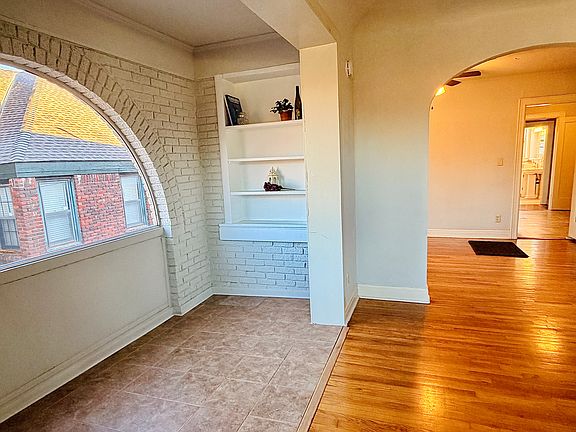 5th image of 512 W Hill St