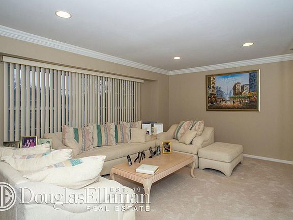 3rd image of 8 Knoll Ln