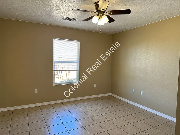 1716 W 12th St — Photo 5