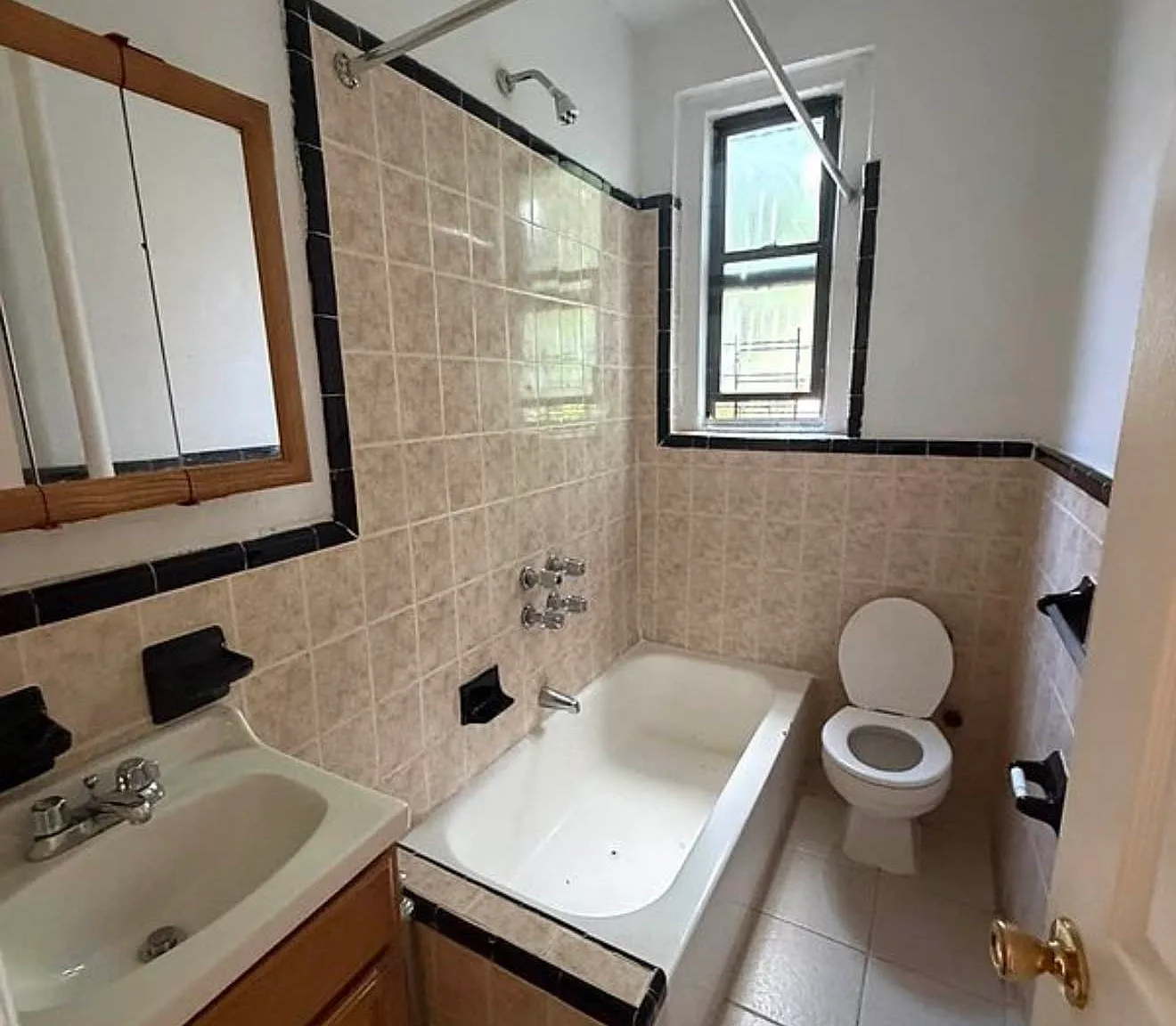 4530 Broadway — Photo 4