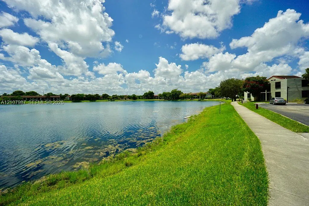 Lake Pointe Condominium N — Photo 2