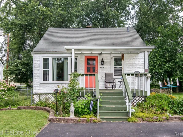 3140 Kenrick St, Keego Harbor, MI 48320