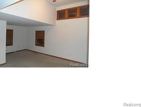 3rd image of 833 1/2 E Grand River Ave