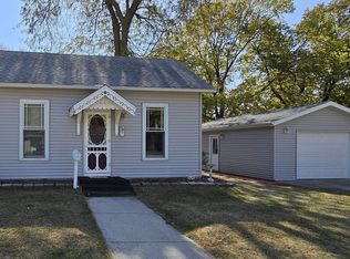 307 7th St SE, Independence, IA 50644