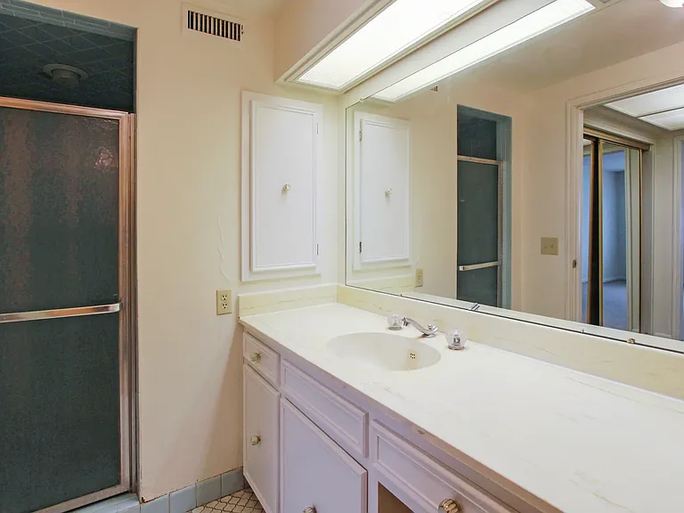 Heritage Apartments — Photo 22