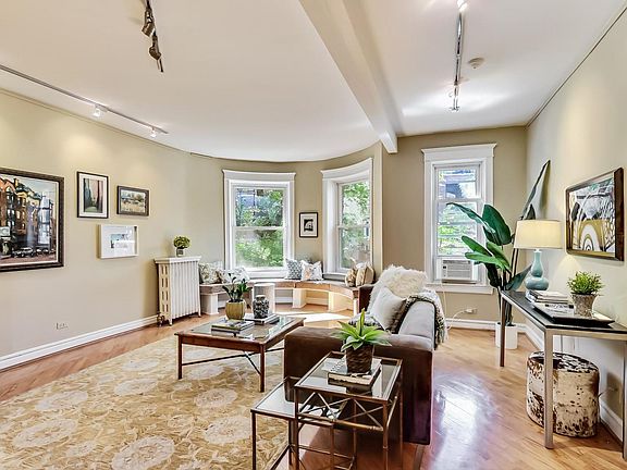 4th image of 2861 N Burling St #1N