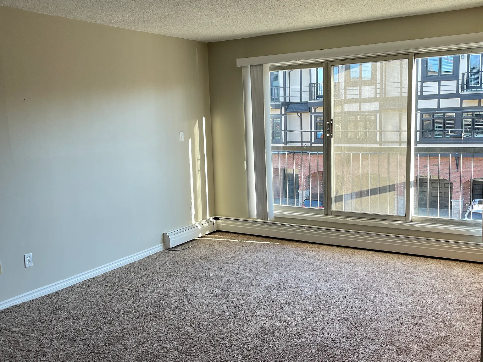 Metropole Apartments - Free Early Move In Before August 1st — Photo 2