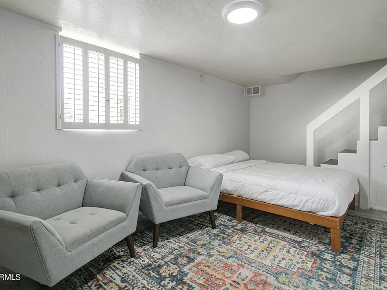 877 E Sycamore St #B — Photo 1