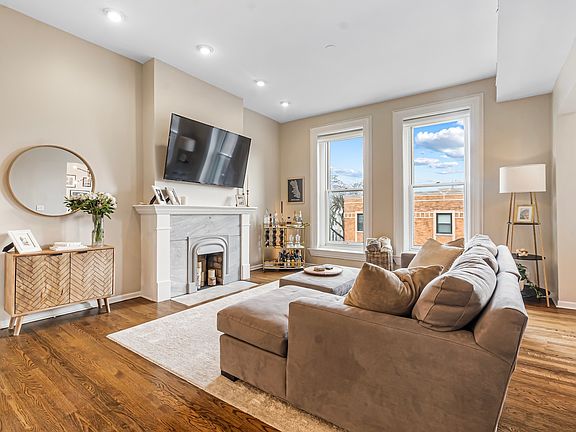 3rd image of 502 W Armitage Ave APT 3