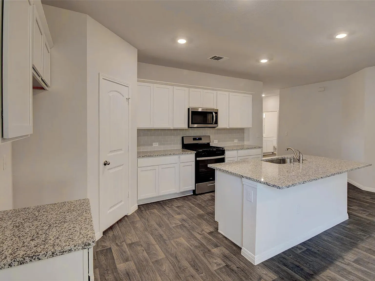4 bed, 2.0 bath, 1825 sqft, $2,095 — Photo 3