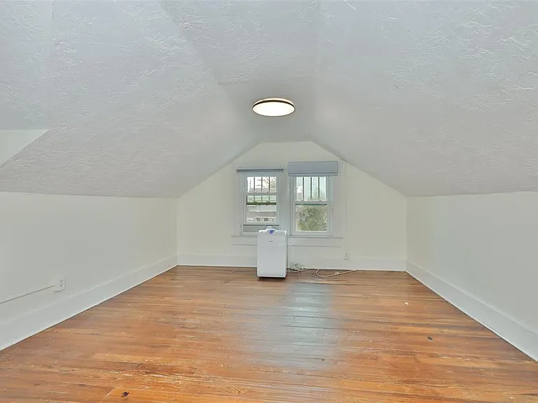 340 Moffett Ct N — Photo 15