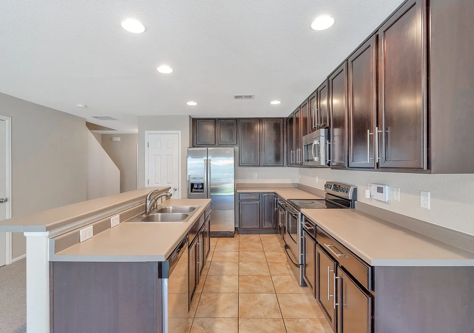 Green Valley Ranch 3BR Gem | Walk-In Closet | Washer/Dryer | Reserved Parking — Photo 3
