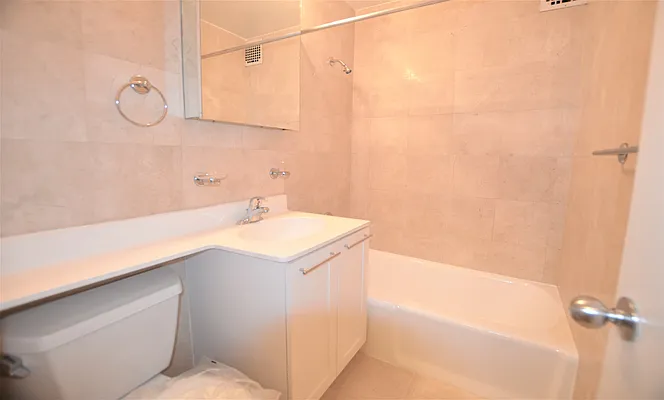 Rented by Manhattan Realty Group | media 22