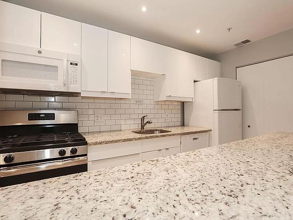Updated kitchen Granite, stainless steel, breakfast bar, lots of cabinet space