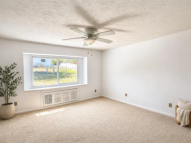 3442 N Tamarisk Ave — Photo 11