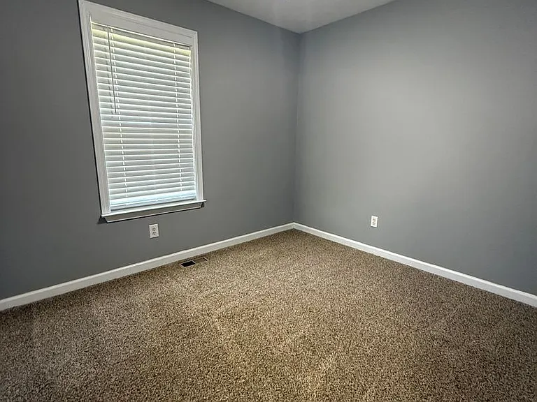 327 Center St — Photo 16