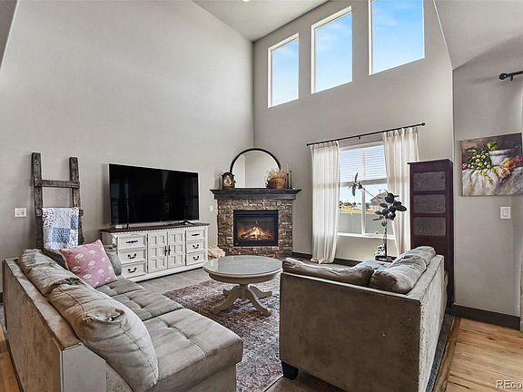 3rd image of 1833 Castle Hill Drive