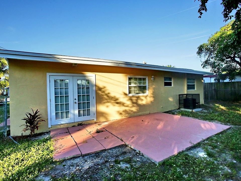 1st image of 124 NW 15th Ct