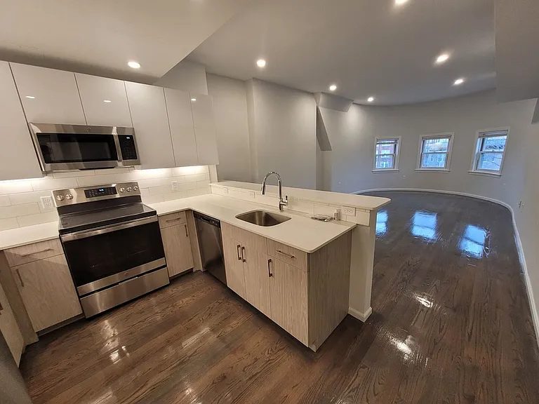 1402 Beacon St #4 — Photo 9