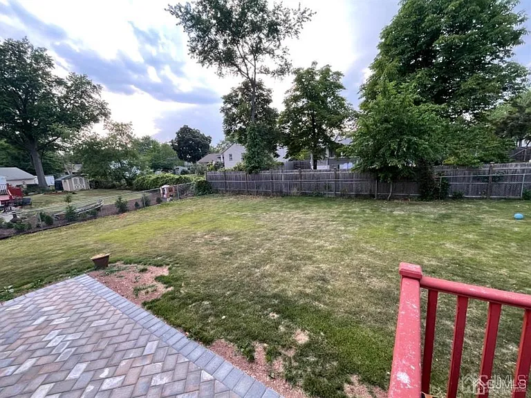 210 Runyon Ave — Photo 2