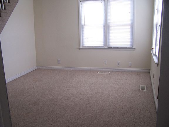 3rd image of 405 Don Hovey Dr