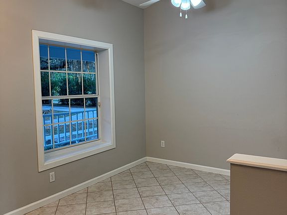 Flex either small living room or Office area.