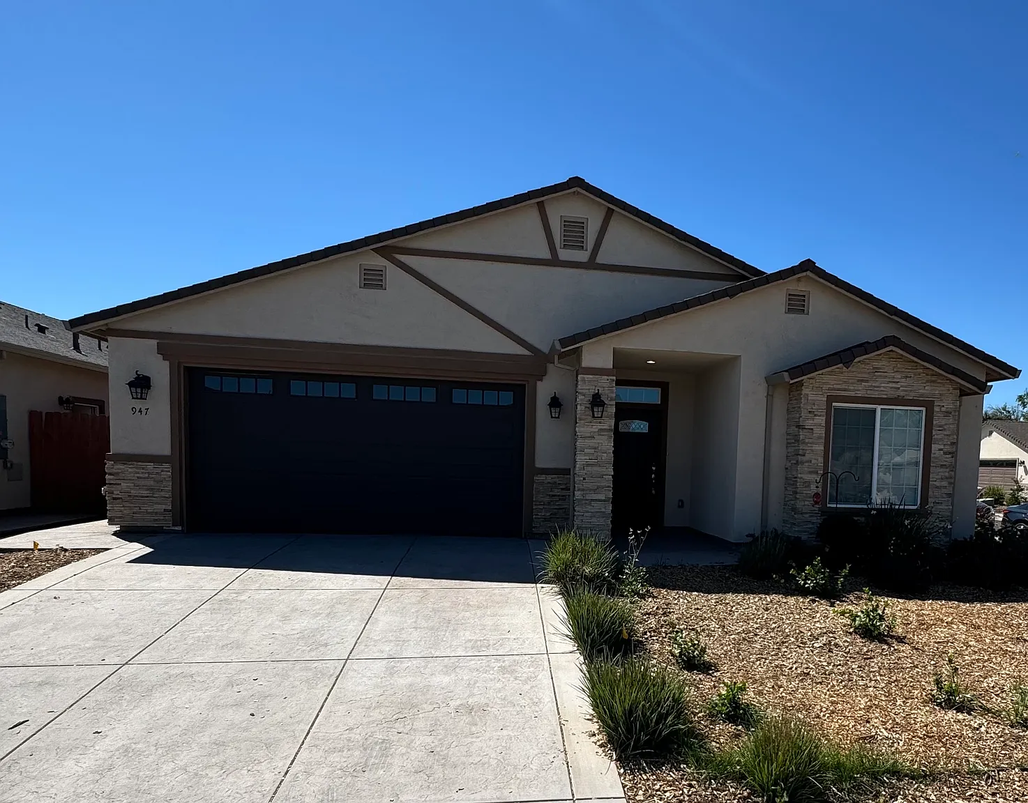 947 Irem Way photo 1