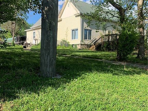 4th image of 300 E Hackberry St