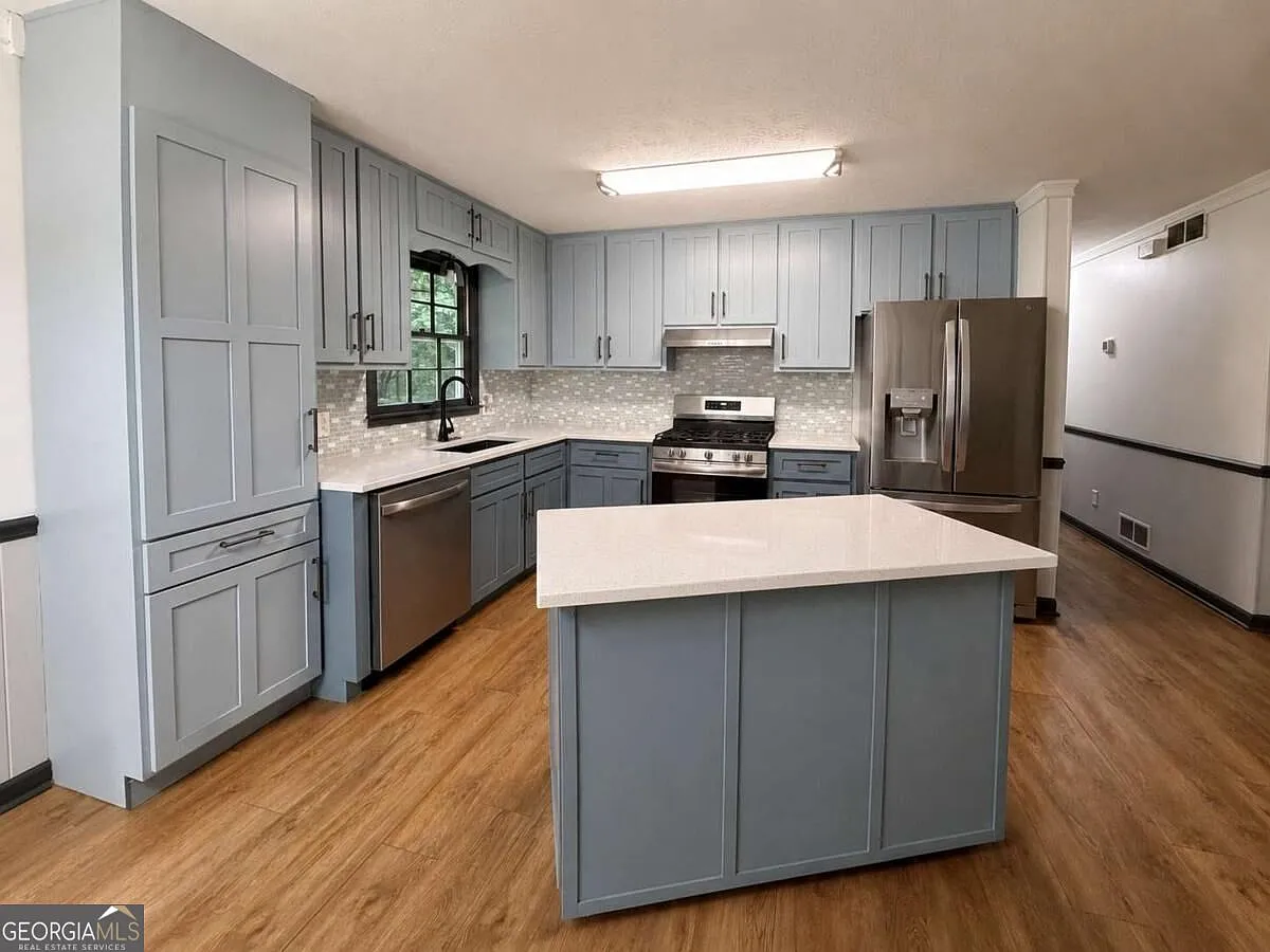 3 bed, 2.0 bath, 1740 sqft, $2,200 — Photo 3