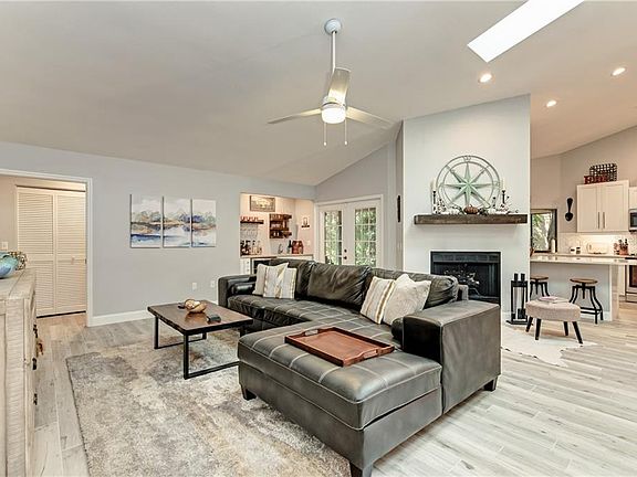 5th image of 4010 Woodview Dr