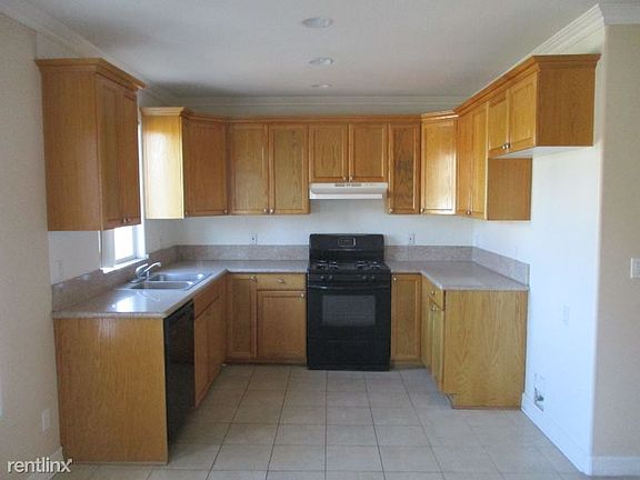 2nd image of 15965 Victory Blvd APT 4