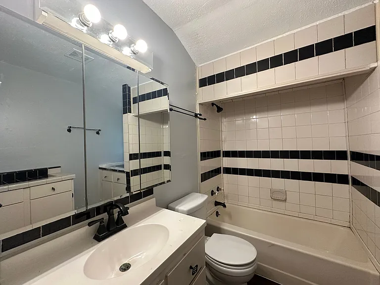 1139 Dudley Ln — Photo 6