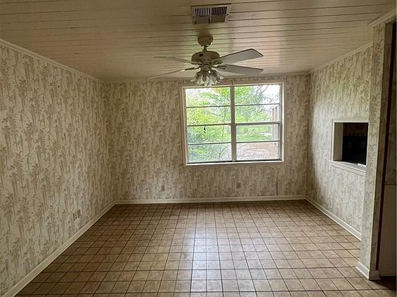 3rd image of 209 W Claude St