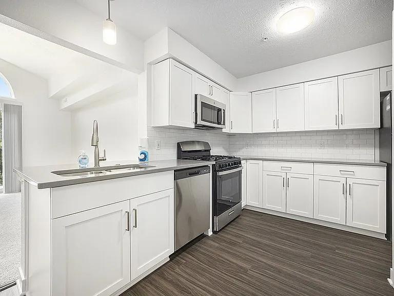 Byron Lakes Apartments — Photo 22
