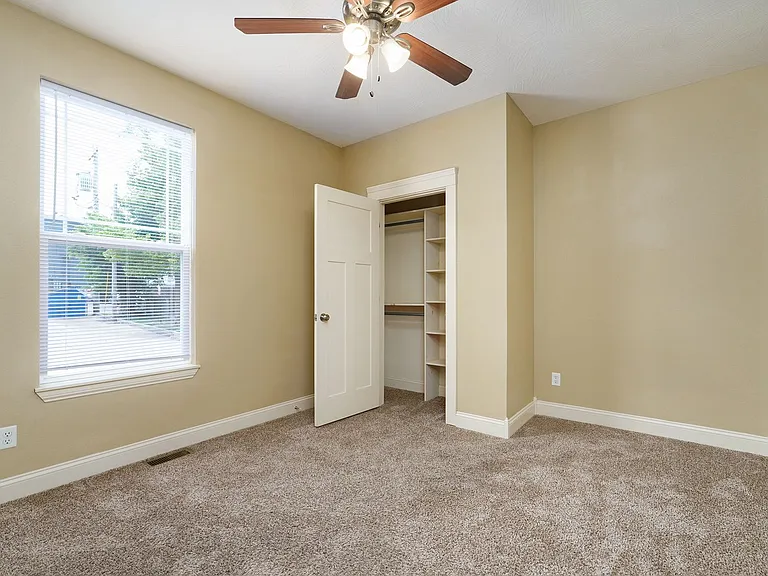 1040 E Walnut St — Photo 30
