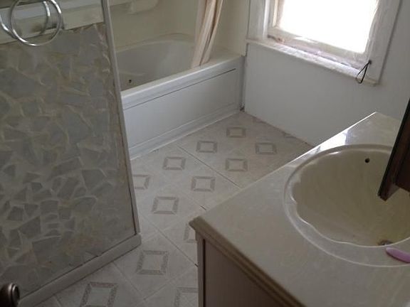 4th image of 60 Mason St