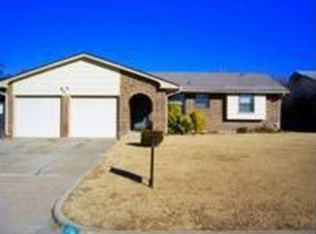 1061 NW 6th St, Moore, OK 73160