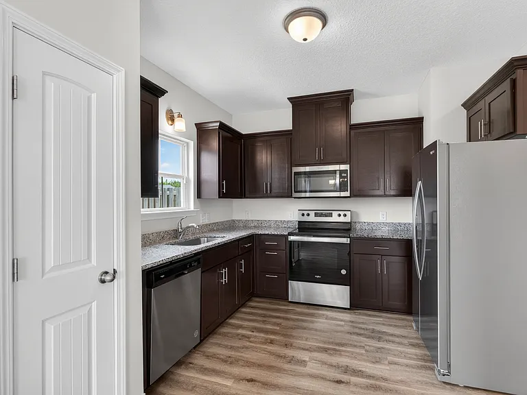 100 Centennial Ct — Photo 16