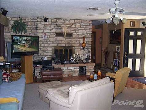 8210 St Pk Rd living