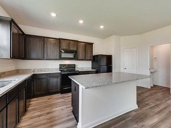 4th image of 610 Delta Downs Dr